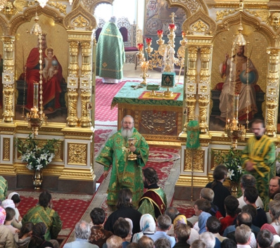 Игумен монастыря выносит чашу к народу