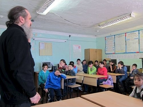 Отец Кирилл проводит духовные беседы с местными жителями