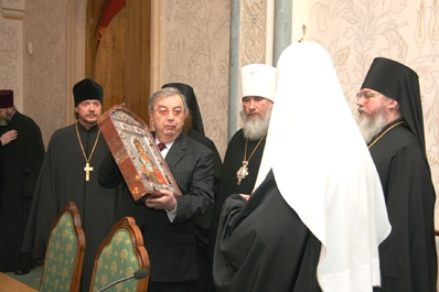 Икону в подарок Патриарху от членов попечительского совета вручает Евгений Максимович Примаков