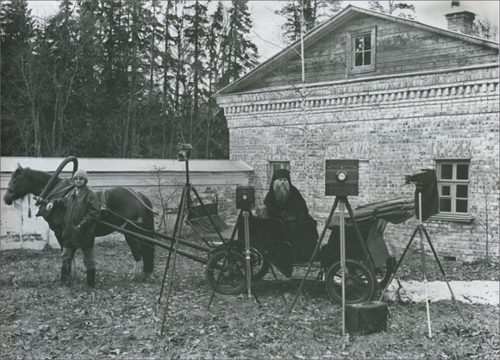 Люди и конный экипаж возле церкви Гефсиманского скита. Съемка середина 1990х годов