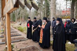В эти пасхальные дни небеса отверсты, и Церковь земная и Церковь небесная соединяются соборно, побеждая смерть