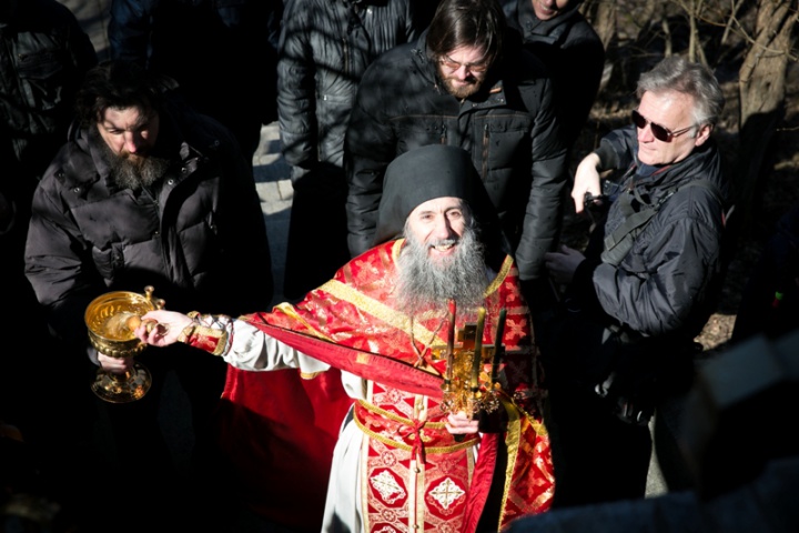 Мы видим, что жены-мироносицы, в отличие от апостолов, сразу уверовали в Воскресение Христа. Чем мы можем подражать женам-мироносицам?