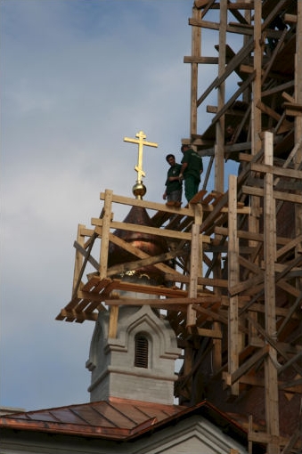 Кресты на куполах храма