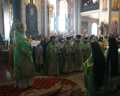 Игумен монастыря читает обращение Патриарха