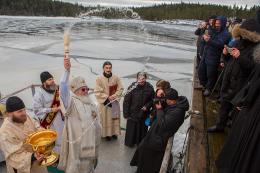 Повсюду Господь щедро дает благодать Свою и Крещенской водой омывает души наши! 