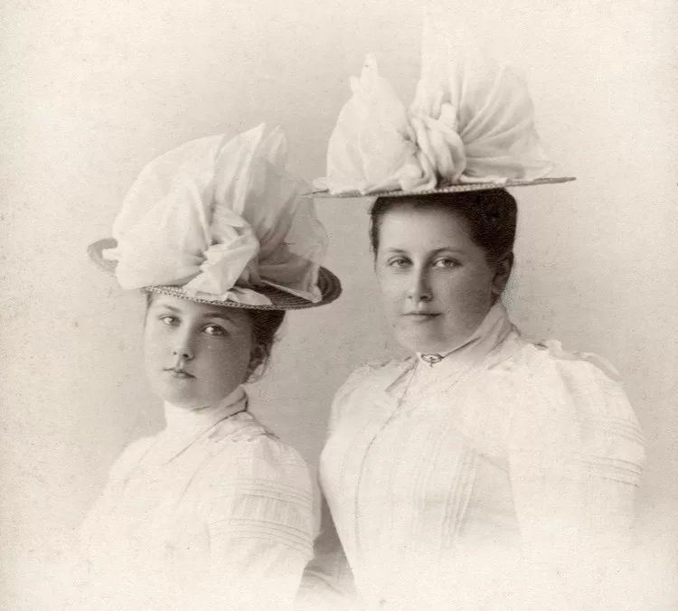 Анна Танеева (Вырубова) с младшей сестрой.