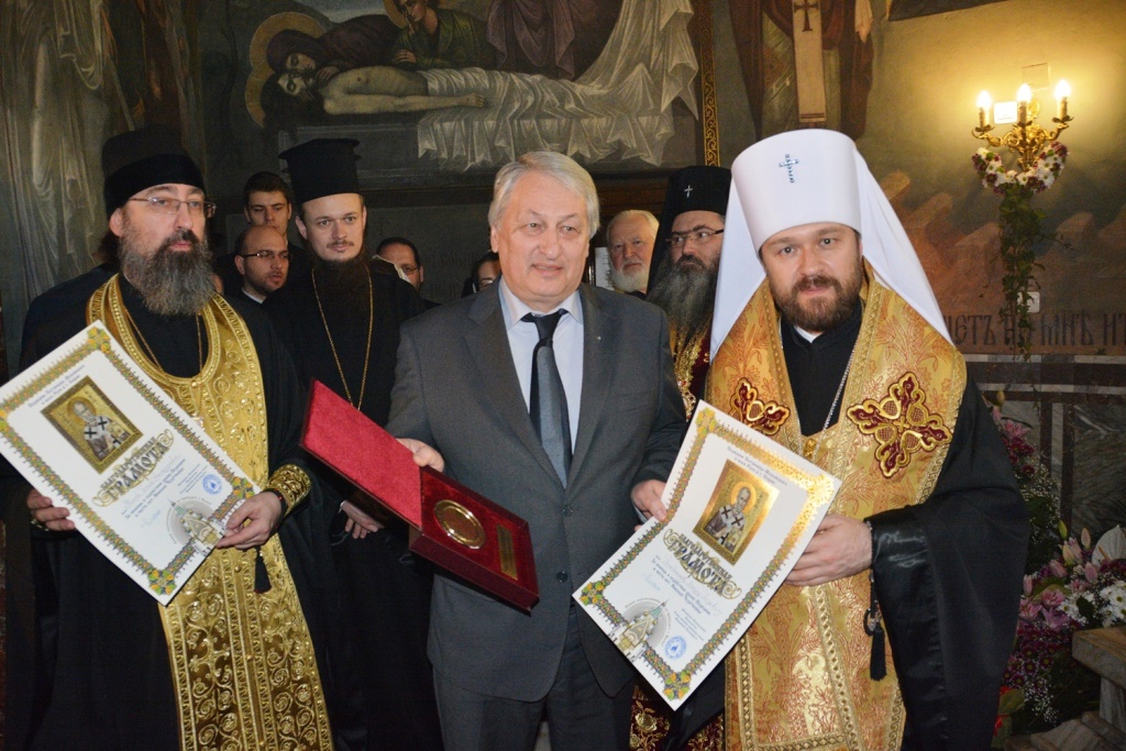 Митрополит Иларион вручил памятную медаль Патриаршего Подворья в честь 1000-летия преставления св. равноап. князя Владимира и благословенные грамоты за своей подписью Решетникову Л.П. и Неновой Г.А., внесшим весомый вклад в прославление нового угодника Бо