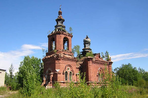 Храм разрушается, крест прострелен в нескольких местах и погнут, отчего снизу складывается впечатление, что на нем изображено распятие.