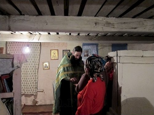 Иеромонах Игнатий посещает местных жителей в их домах