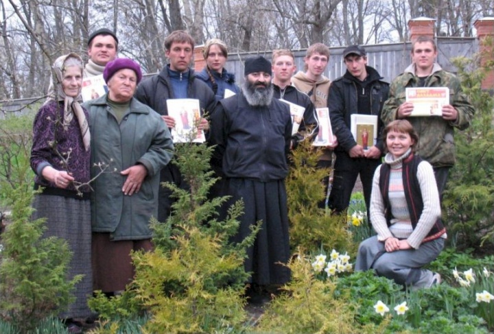 Студенты МичГАУ, руководители группы и отец Григорий. Весна 2008 года