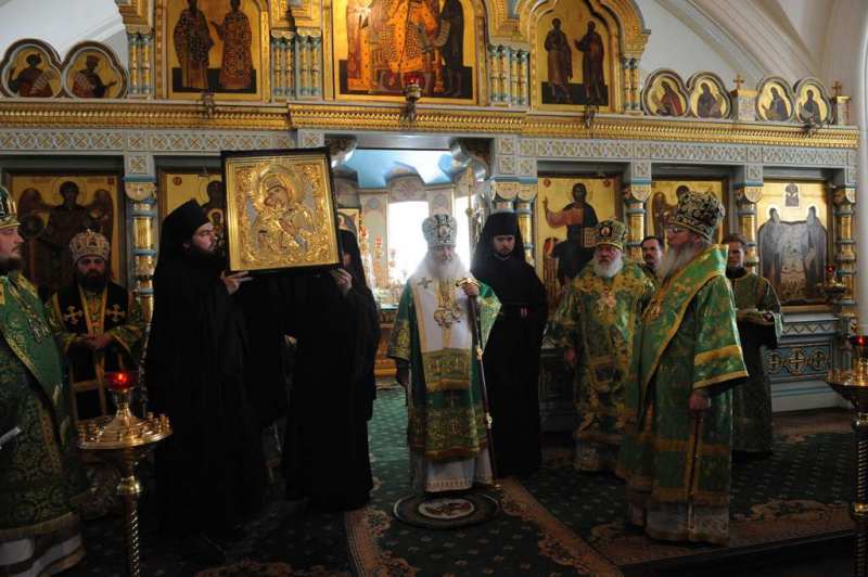 Я держал дощечку, на которой Владыка и совершал Божественную Евхаристию. В завершение службы, когда мы причастились, потребили Святые Дары, митрополит Никодим разоблачился и все было упаковано, в храм вошла группа экскурсантов.