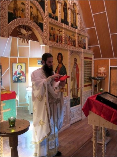 Иеромонах Игнатий во время богослужения в поселковой церкви