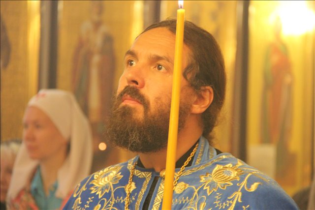 А монастырское старчество – это умение видеть суть и говорить всего несколько слов, которые сдвигают, выбивают «тромб» из душевной вены и кровь начинает дальше течь и оживотворять организм.