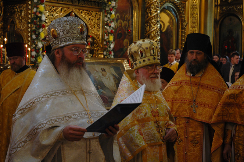 Теперь же смиренно прошу Ваше Святейшество и вас, богомудрые архипастыри, вознести обо мне усердную молитву и благословить на предстоящий мне подвиг.