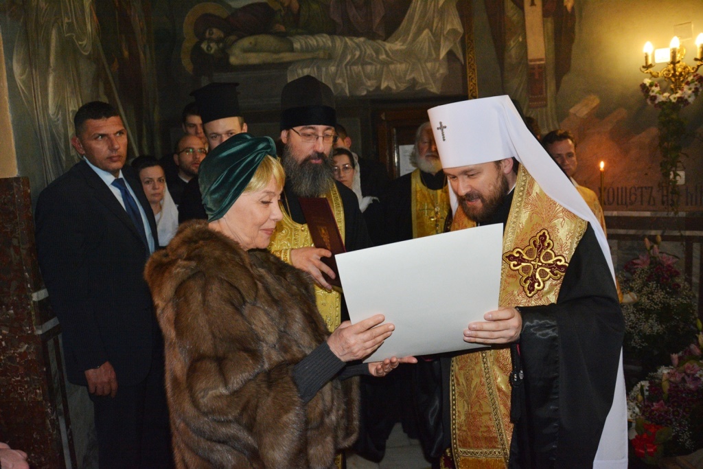 Митрополит Иларион вручил памятную медаль Патриаршего Подворья в честь 1000-летия преставления св. равноап. князя Владимира и благословенные грамоты за своей подписью Решетникову Л.П. и Неновой Г.А., внесшим весомый вклад в прославление нового угодника Бо