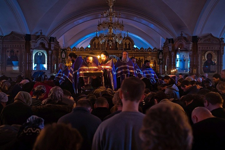 После седьмого помазания все семь священников возлагают на голову больного Евангелие письменами вниз; старший из них, предстоятель, при этом не кладет своей руки на Евангелие, а только читает особую молитву: «Царю Святый, благоутробне и многомилостиве Гос