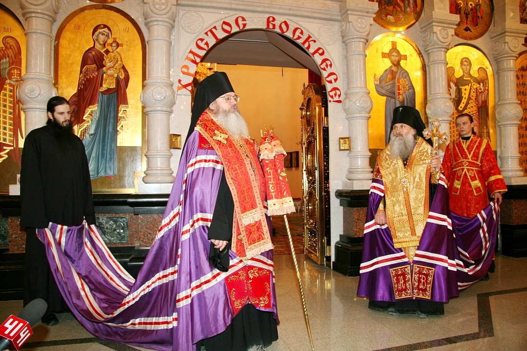 Архиепископ Екатеринбургский и Верхотурский Викентий и епископ Троицкий Панкратий, игумен Спасо-Преображенского Валаамского монастыря.