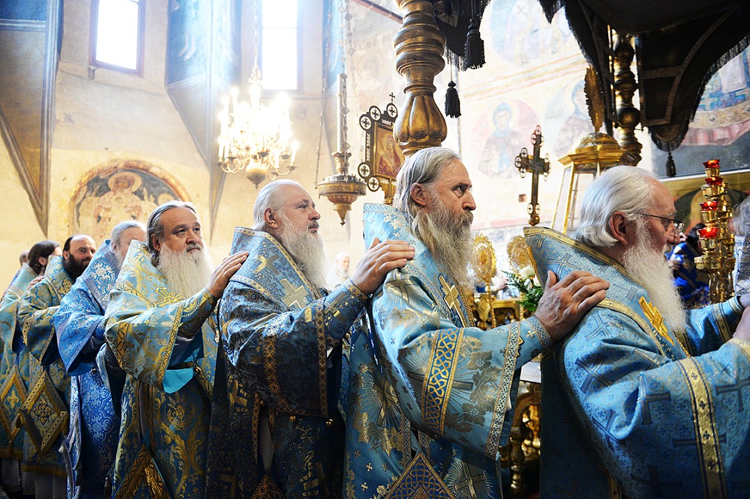 После изменения государственного строя, когда в России пала монархия, люди с особенно острым чувством восприняли идею восстановления Патриаршества.