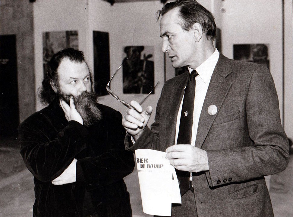 Художник Геннадий Добров и артист Василий Лановой на выставке 