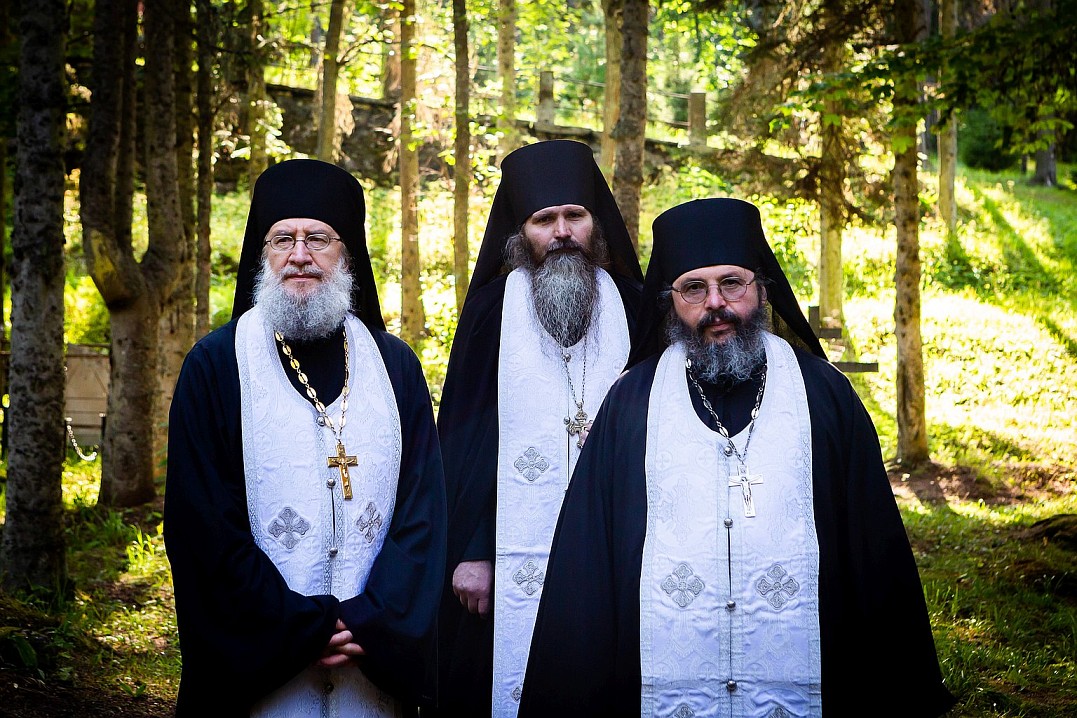 Слева направо: иеромонах Савва, иеромонах Антипа, иеромонах Никон