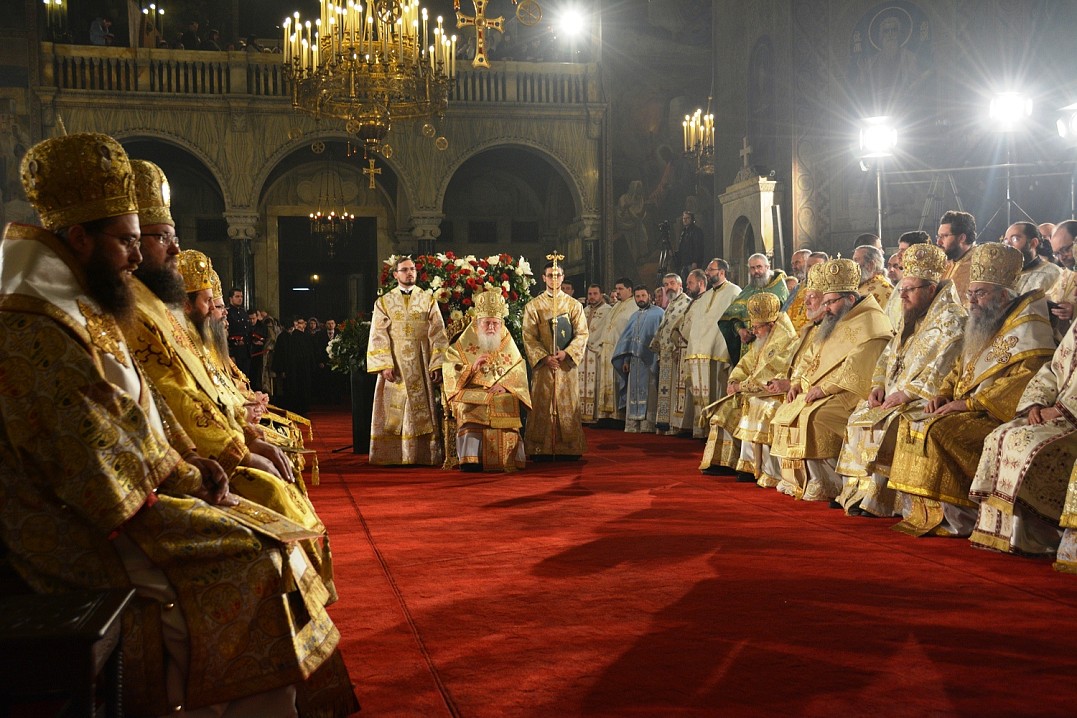После краткого молебна и величания свт. Серафиму состоялось поклонение образу новопрославленного святителя. Богослужение продолжилось соборным совершением Божественной литургии.