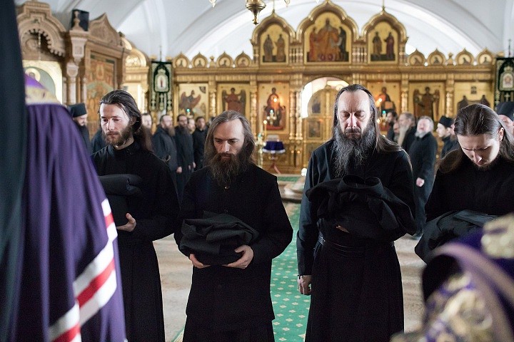 Давая обеты, новоиспеченный инок или монах становится не господином, но слугой - Богу и людям. Обет послушания заключается в отсечении своей воли и следовании воле Божией, которая открывается через добровольное послушание Игумену и всей братии.