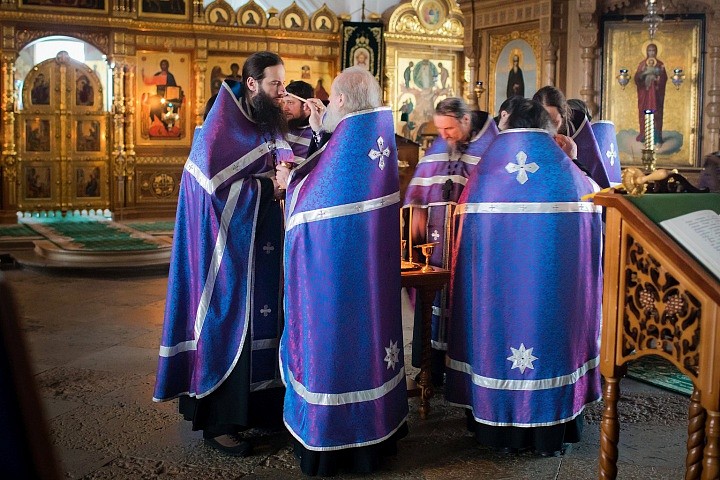 Во время совершения таинства читают семь текстов из Апостольских посланий и семь – из Евангелия.