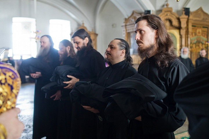 “Инок во всем своем облике и во всех делах своих должен быть назидательным образцом для всякого, кто его видит, чтобы, по причине многих его добродетелей, сияющих подобно лучам, и враги истины, смотря на него, даже нехотя сознавались, что у христиан есть 