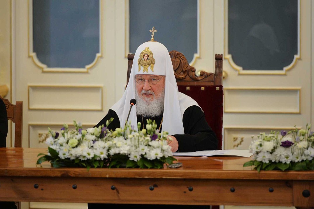 Со вступительным словом к участникам и гостям заседания обратился председатель Попечительского совета Святейший Патриарх Московский и всея Руси Кирилл.