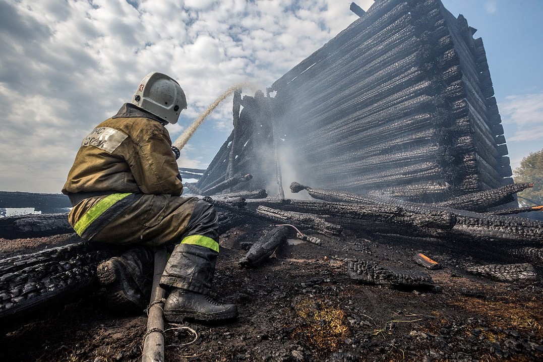 Разобраны завалы по периметру сруба
