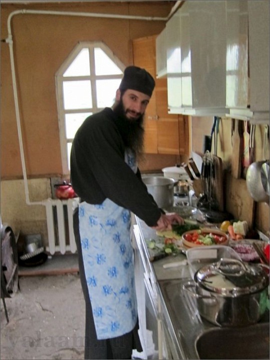 Скитоначальник за приготовлением братского обеда