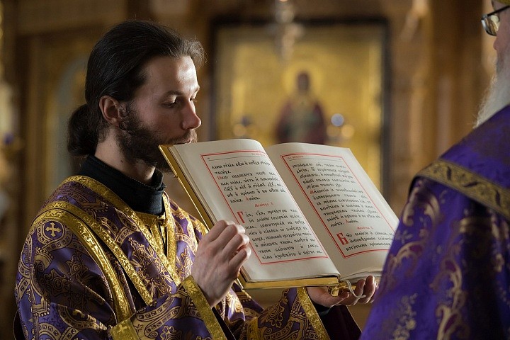 Особое отношение к монахам, инокам со стороны мирян может быть только в том, что “монахи, тщательно исполняющие свое призвание, должны являться нравственными ориентирами для православных христиан и всех людей, и стремиться к этому”.