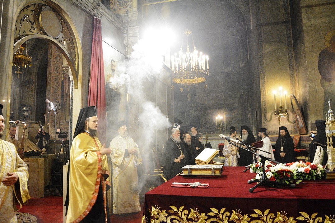 Встречей иконы новопрославленного святителя в соборе Александра Невского началось Всенощное бдение, которое возглавил митрополит Варненский и Великопреславский Иоанн.