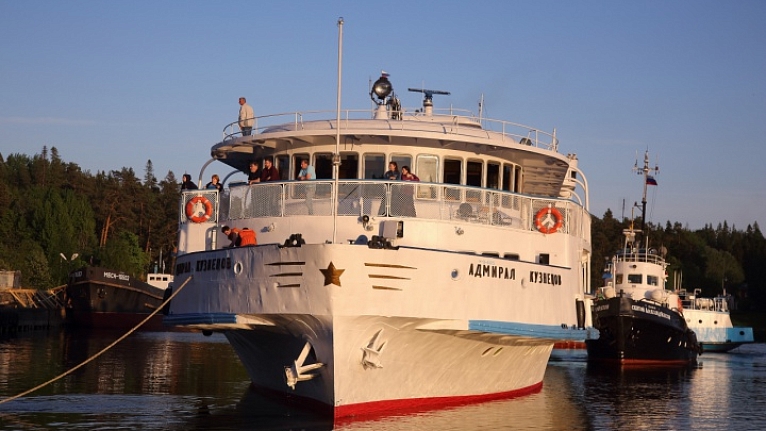 Теплоход "Адмирал Кузнецов" на службе у Валаамского монастыря