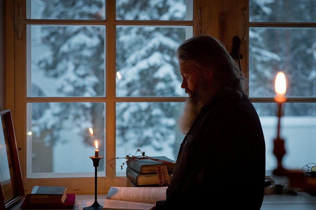 На Всехсвятском скиту, например, кроме всех обычных положенных молитв, читают восстановленный список «забытых» имен подвижников благочестия, церковных и государственных деятелей России с IX по ХХ век, чтение расписано по дням памяти, по особым поминальным