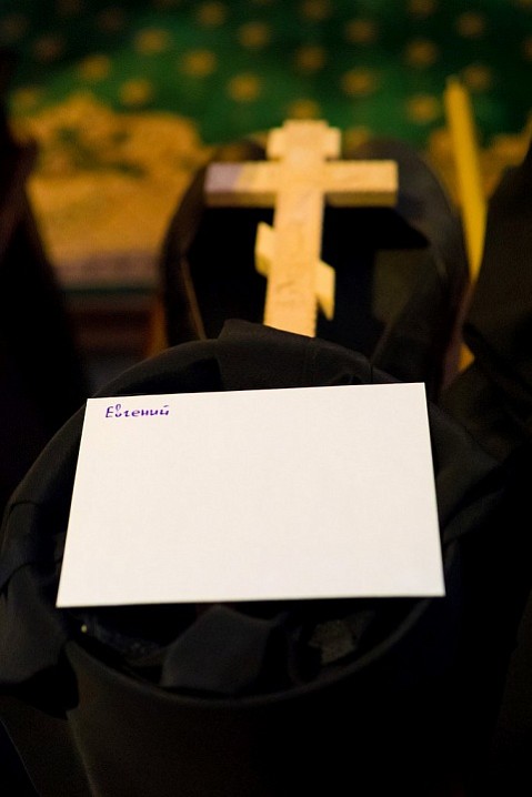 И подрясник, который выдается всем послушникам — одинаковый у всех: у Патриархов и митрополитов, игуменов, семинаристов, у новоначальных послушников.