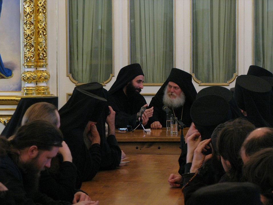 Нет послушания с рассуждением, послушание должно совершатся без рассуждения. Даже если старец совершит ошибку, Бог восполнит тебе за твое послушание.