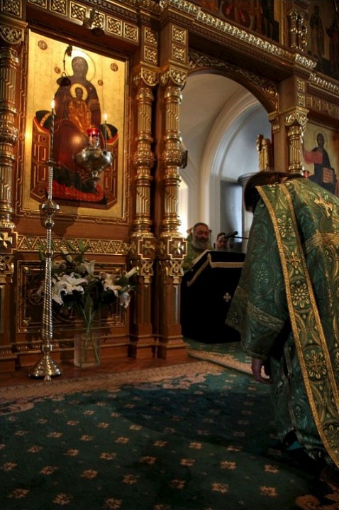 Чтение коленопреклонных молитв свт. Василия Великого на Великой вечерне в день Святого Духа