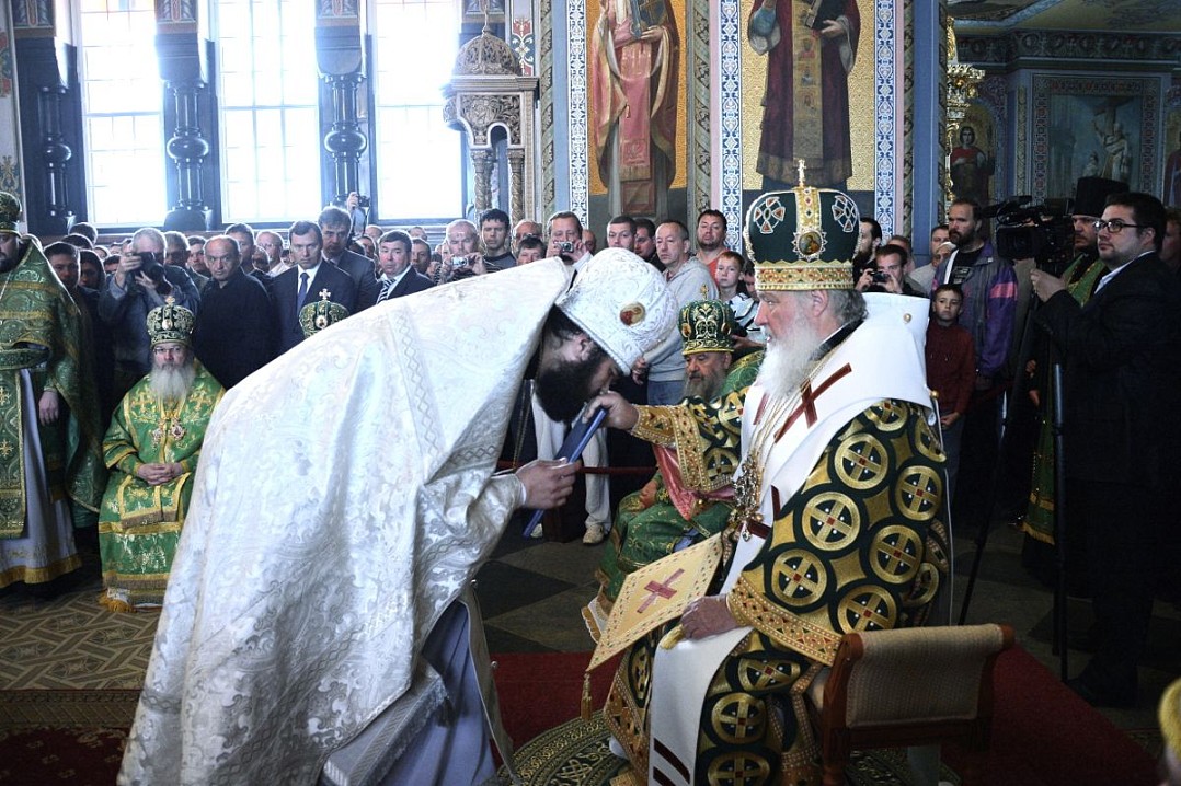 От лица братии Валаамской обители Святейшего Патриарха приветствовал епископ Троицкий Панкратий, который преподнес Его Святейшеству икону преподобных Сергия и Германа Валаамских.