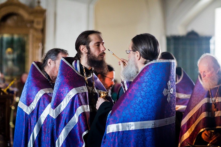 В средневековой западной традиции Елеосвящение принято было совершать только над умирающими людьми, отсюда и его католическое название, “extrema unctio” – “последнее помазание”.
