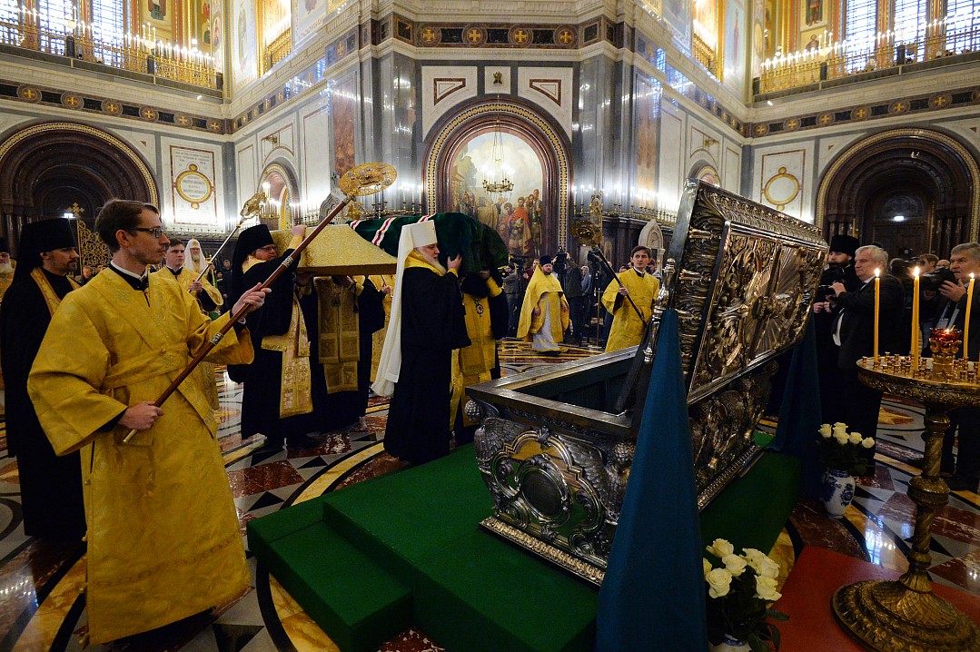 Митрополит Истринский Арсений, архиепископ Солнечногорский Сергий, епископ Подольский Тихон и епископ Бронницкий Парамон внесли гроб с честными мощами в Храм Христа Спасителя и вложили его в раку. Фото: свящ. Игорь Палкин.