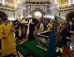 Митрополит Истринский Арсений, архиепископ Солнечногорский Сергий, епископ Подольский Тихон и епископ Бронницкий Парамон внесли гроб с честными мощами в Храм Христа Спасителя и вложили его в раку. Фото: свящ. Игорь Палкин.