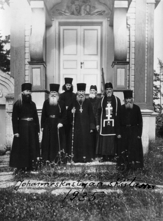  Иноки перед входом в скитскую церковь на острове святого Иоанна Предтечи. Слева направо: наместник иеромонах Исаакий; настоятель на покое архимандрит Павлин; келейник настоятеля рясофорный монах Мар