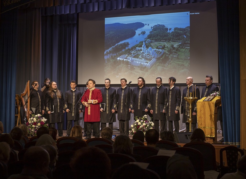 Открывает концерт хор Валаамского монастыря п/у Александра Бордака. Фото Андрея Мышкина