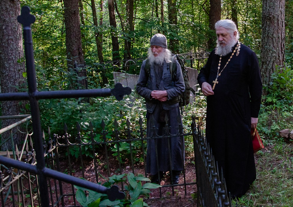 У могилы священника в селе Зажупанье.Фото Романа Михайловского. т25 июля 2019 года