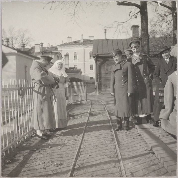 А. А. Вырубова (слева) во дворе Царскосельского лазарета. Справа – княжна Вера Гедройц.