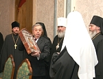 Икону в подарок Патриарху от членов попечительского совета вручает Евгений Максимович Примаков