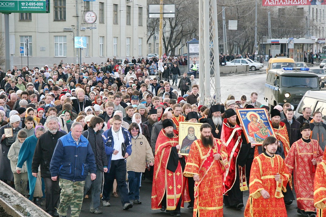 Крестный ход на улицах Екатеринбурга.
