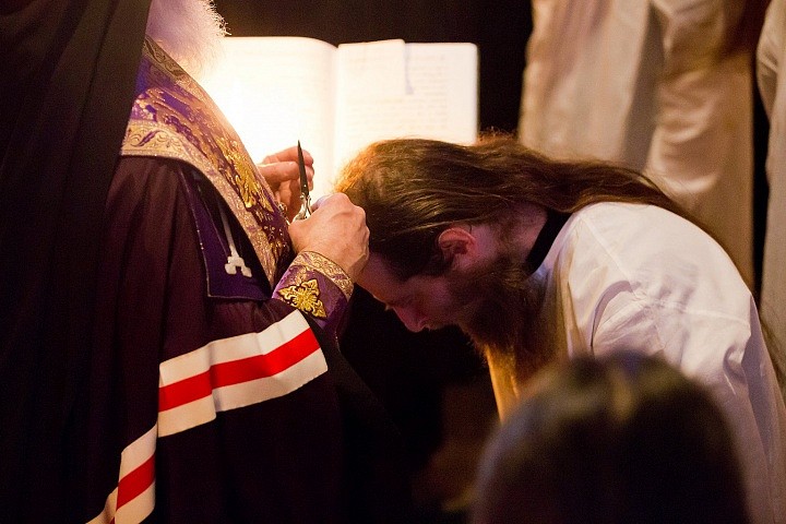 Игумен крестообразно постригает волосы «в знамение отрицания мира и вся яже в мире, и во отрезание своей воли и всех плотских похотей». 