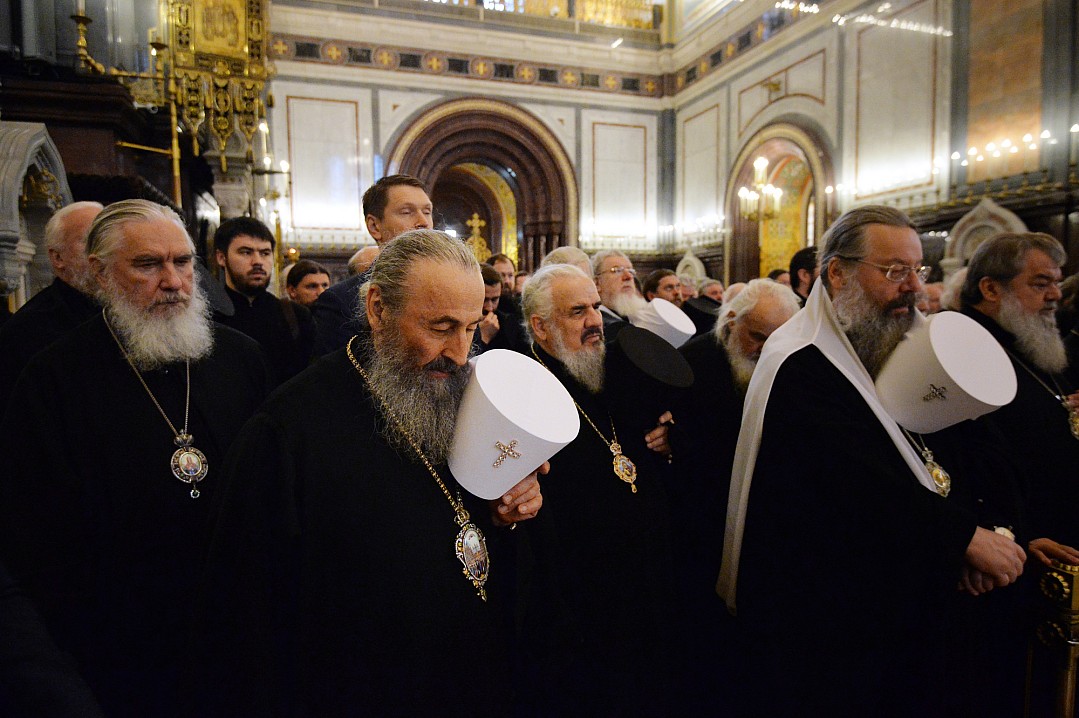 Молебен перед мощами святителя Тихона предварил открытие Архиерейского Собора Русской Православной Церкви. Фото: свящ. Игорь Палкин.